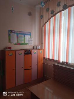 Приемные МБДОУ дс №2 имеются в каждой возрастной группе общим количеством -  24 помещения. В приемных расположены индивидуальные шкафы по количеству детей в группе, скамейки для переодевания, напольные коврики, полка для обуви, сушильный шкаф. Оформление приемных – индивидуальное, соответствует названию каждой группы. Во всех приемных имеется информация для родителей краткая информация о программах, по которым работает МБДОУ дс №2; расписание НОД; режим дня; объявления; ежедневное меню; расписание приема специалистов ДОУ; советы по воспитанию педагогов