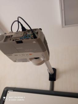 Мультимедиа проекторы Epson
Использование проектора позволяет повысить уровень преподавания педагогов, даёт возможность педагогу организовать процесс так, чтобы повысить устойчивость внимания. Используя проектор, воспитатель может зайти в интернет, показать фильм, познавательный сюжет, включить аудио материал. Использование проектора позволяет решать несколько задач: способствует общему развитию детей, развивает навыки коммуникации, дает практический опыт реализации заданий.